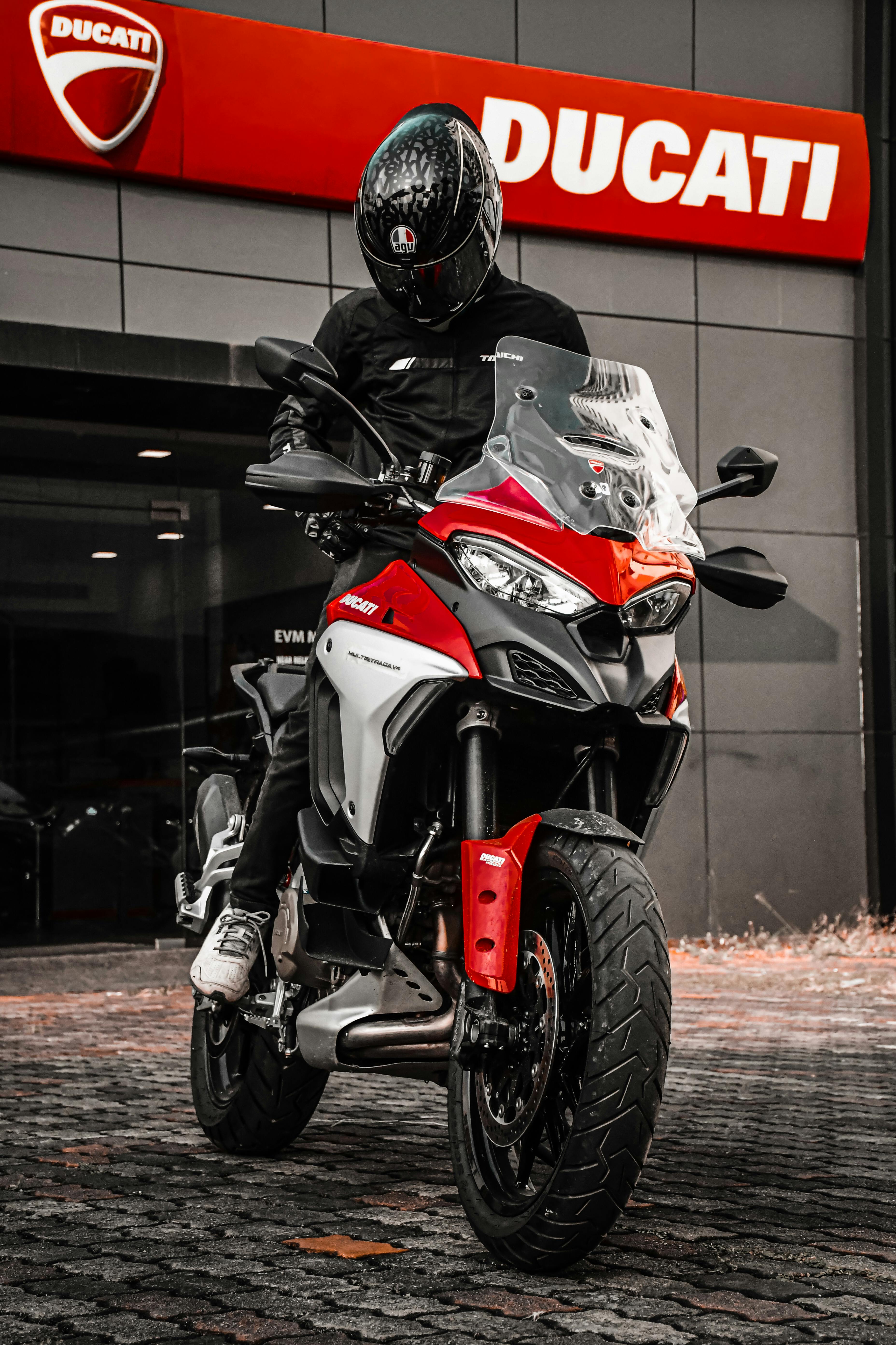 Motocyklista na Ducati